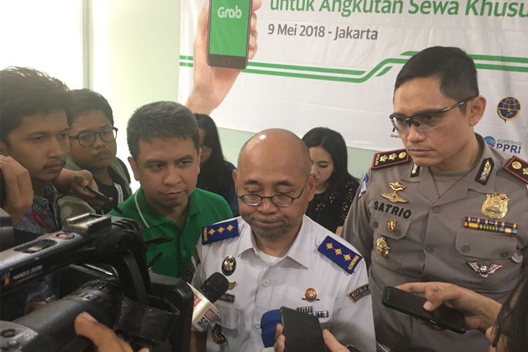 (ki-ka) Managing Director Grab Indonesia Ridzki Kramadibrata; Kepala BPTJ, Bambang Prihartono dan Perwakilan Korlantas Polri, AKBP Satrio Wibowo dalam sosialisasi ganjil genap untuk angkutan sewa khusus di Jakarta, Rabu (9/5/2018).