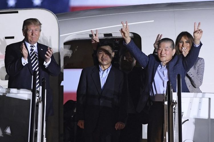 Presiden AS Donald Trump (kiri) bersama Melania Trump (kanan) bertepuk tangan bersama warganya Kim Dong-chul (dua dari kanan), Kim Hak-song (belakang) dan Tony Kim (tengah), setelah ketiganya dibebaskan dari Korea Utara, Kamis (10/5/2018), di Maryland, AS. (AFP/Saul Loeb)