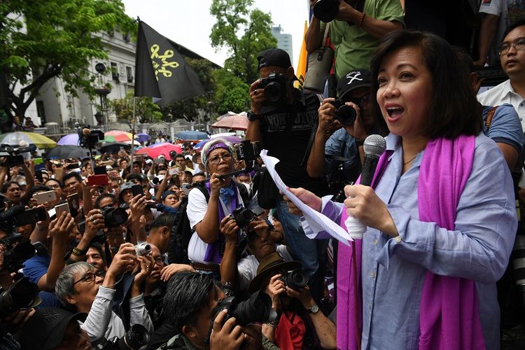 Maria Lourdes Sereno, ketua MA Filipina yang dipecat, berbicara di depan ratusan pendukungnya yang berada di luar gedung MA, Jumat (11/5/2018).