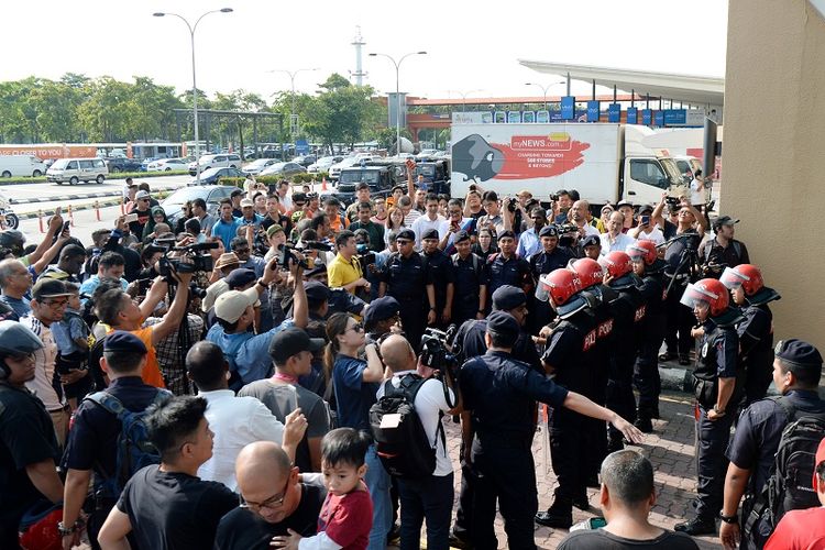 Polisi anti-huru hara Malaysia berjaga di luar terminal bandara Sultan Abdul Aziz Shah di Subang tak jauh dari Kuala Lumpur, Sabtu (12/5/2018) setelah massa mengepung tempat itu karena mendapat kabar mantan PM Najib Razak dan istrinya, Rosmah Mansor akan terbang ke Jakarta. 