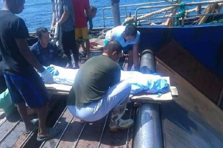Beginilah proses detik-detik jenazah Heri Setyawan, pelaut Indonesia yang meninggal dunia saat bekerja di kapal penangkap ikan milik Taiwan, akan dihanyutkan ke laut.