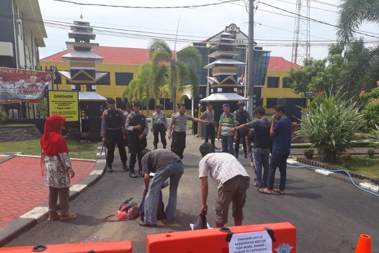 Pengamanan ketat dilakukan personel polisi untuk tamu yang mengunjungi Mapolda Bengkulu, Senin (14/5/2018)