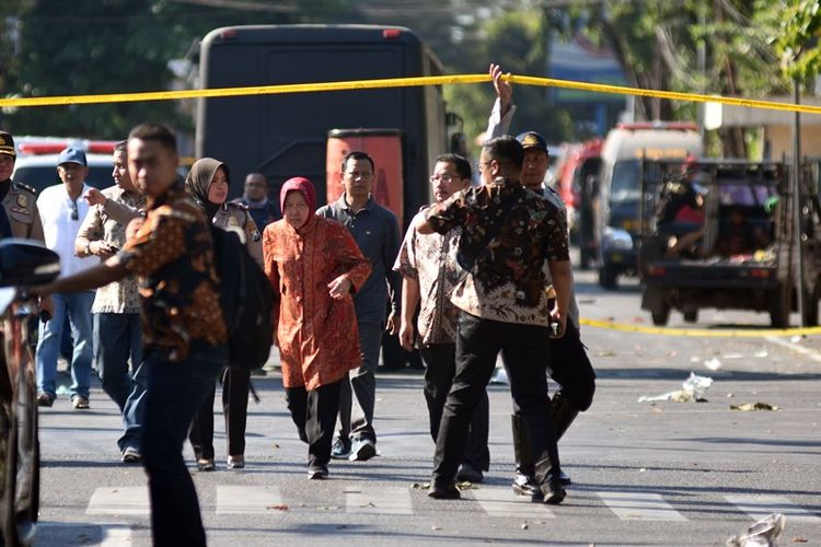 Wali Kota Surabaya Tri Rismaharini (tengah) meninjau di lokasi ledakan di Gereja Katolik Santa Maria Tak Bercela, Ngagel Madya, Surabaya, Jawa Timur, Minggu (13/5). Korban meninggal dunia sebanyak 11 orang dan 41 orang korban luka-luka akibat ledakan di tiga lokasi gereja pada waktu yang hampir bersamaan di Surabaya. 