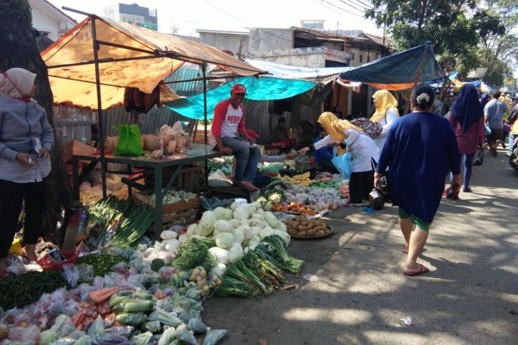 Sejumlah warga saat berbelanja di pasar tumpah di daerah Cikutra beberapa waktu lalu. 