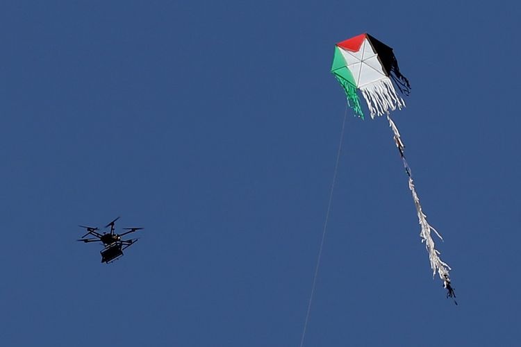 Drone Israel ketika terbang di dekat layang-layang yang dijadikan bom oleh demonstran Palestina dalam bentrokan Senin (14/5/2018). Drone itu menangkal bom layang-layang, dan juga menjatuhkan gas air mata ke arah pengunjuk rasa.