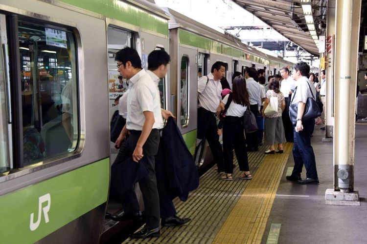 Jadwal kereta api di Jepang dikenal sebagai salah satu yang paling tepat waktu di dunia.