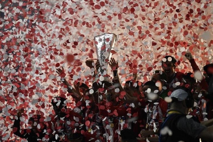 Para pemain Atletico Madrid merayakan gelar juara Liga Europa 2018 setelah mengalahkan Olympique Marseille di Parc Olympique Lyonnains, 16 Mei 2018. 