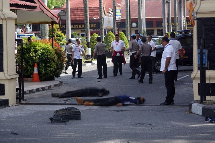 Dua jenazah pelaku penyerangan tergeletak di jalan pintu masuk Polda Riau di Pekanbaru, Riau, Jumat (16/5). Sejumlah pria menggunakan mobil minibus mencoba menerobos dan melakukan penyerangan ke Polda Riau pada sekitar pukul 09.00 Wib. 
