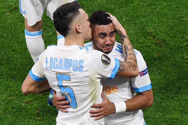 Reaksi penyerang Marseille, Dimitri Payet (kanan), yang dihibur Lucas Ocampos, ketika ditarik keluar karena cedera dalam partai final Liga Europa melawan Atletico Madrid di Stadion Parc OL, Decines-Charpieu, Lyon, Rabu (16/5/2018).  