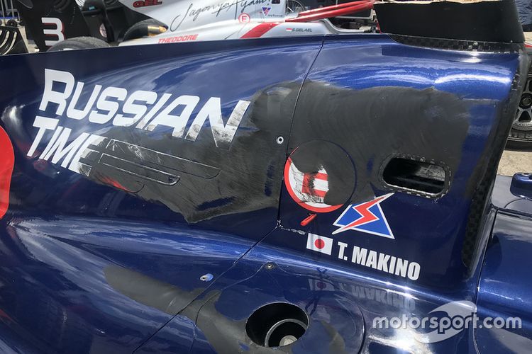 Mobil F2 pebalap Russian Time Tadasuke Makino setelah diinjak ban belakang mobil pebalap BWT Arden Nirei Fukuzumi saat F2 digelar di Barcelona. 