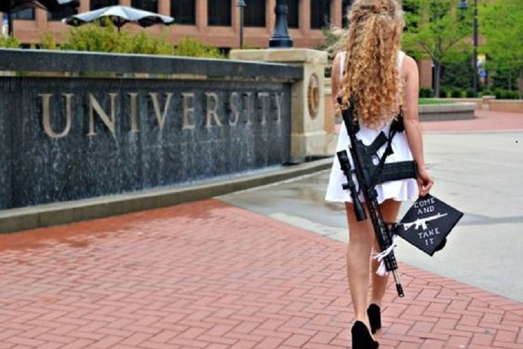 Kaitlin Bennett (22) pergi ke kampus sambil menyandang senapan serbu AR-10.