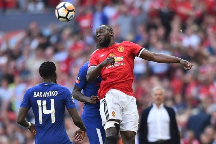 Penyerang Manchester United, Romelu Lukaku, memenangi duel udara melawan pemain Chelsea pada pertandingan final Piala FA di Stadion Wembley, 19 Mei 2018. 