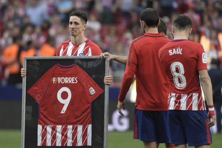 Fernando Torres tampak terharu seusai laga Atletico Madrid vs Eibar di Stadion Wanda Metropolitano, 20 Mei 2018. 
