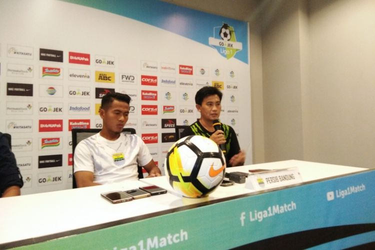 Asisten Pelatih Persib Bandung, Yaya Sunarya, bersama gelandang Persib, Gozali Siregar saat menghadiri konferensi pers jelang laga kontra PSM Makassar di Graha Persib, Jalan Sulanjana, Selasa (22/5/2018)