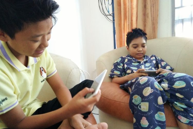 Ghairan (kanan) bocah berusia 12 tahun pengidap penyakit langka, Anemia Aplastik saat tengah bermain bersama temannya di rumah singgah pasien, Jalan Tawekal, Sukajadi, Bandung, Rabu (23/5/2018) siang. 