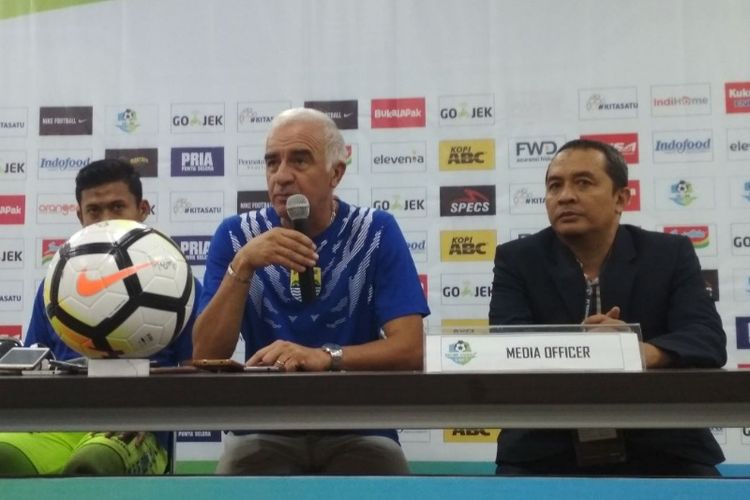 Pelatih Persib Bandung Mario Gomez saat memberi keterangan kepada wartawan usai laga kontra PSM Makassar di stadion Gelora Bandung Lautan Api, Rabu (23/5/2018) malam. 