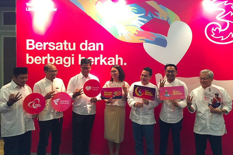 (tengah) Chief Commercial Officer Tri, Dolly Susanto dan perwakilan Rumah Zakat dan Dompet Dhuafa saat meluncurkan paket Berbagi Berkah di Jakarta, Selasa (22/5/2018).