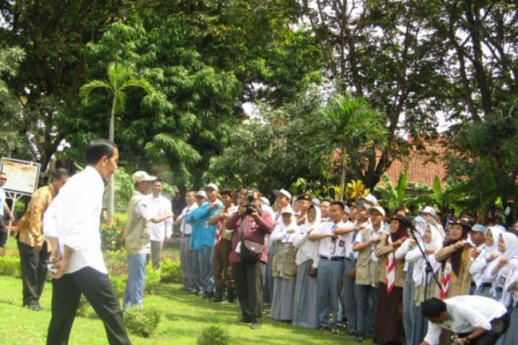 Presiden Joko Widodo melakukan ramah tamah dengan 100 Ketua OSIS, 20 Ketua Rois dan 20 Ketua Pramuka perwakilan SMA-SMK se-Jawa Barat di Lapangan Dirgantara Majalengka, Kamis (24/5/2018).