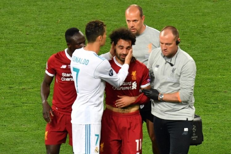 Cristiano Ronaldo menghibur Mohamed Salah yang mengalami cedera pada final Liga Champions antara Real Madrid dan Liverpool di Kiev, 26 Mei 2018. 