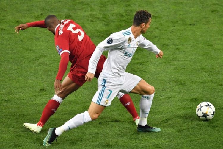 Cristiano Ronaldo melewati penjagaan Georgionio Wijnaldum pada laga final Liga Champions, Real Madrid vs Liverpool, di Kiev, 26 Mei 2018. 