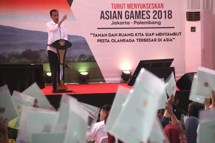 Presiden Joko Widodo memberikan sambutan saat penyerahan sertifikat tanah kepada warga di Kuningan, Jawa Barat, Jumat (25/5). Presiden membagikan sebanyak 2.000 sertifikat untuk masyarakat di Kuningan. 