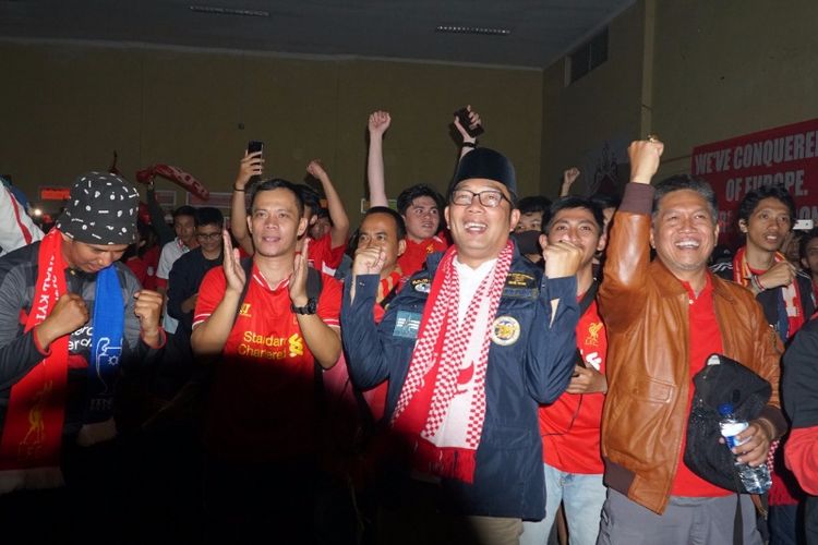 Kandidat gubernur Jawa Barat Ridwan Kamil saat ikut nonton bareng final Liga Champions di Gor Pajajaran, Kota Bogor, Minggu (27/2018) dini hari. 