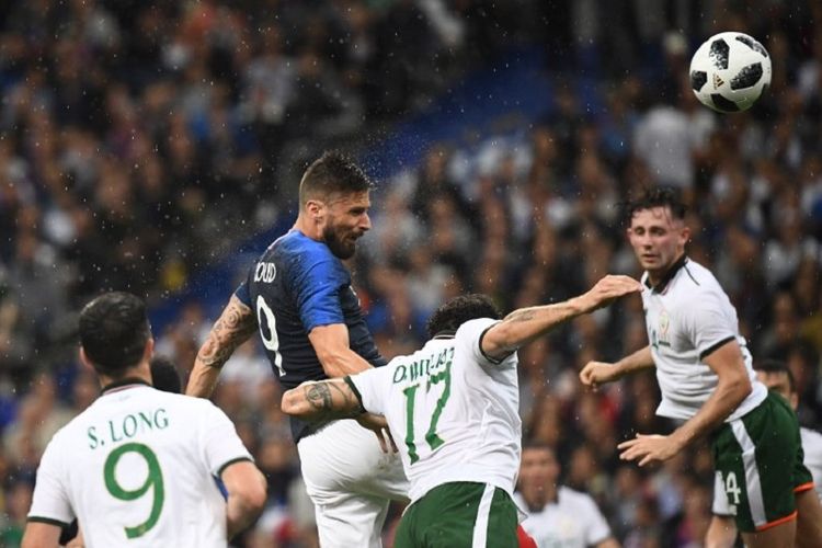 Penyerang Perancis, Olivier Giroud, unggul dalam duel udara dibandingkan beberapa pemain Irlandia pada laga uji coba di Saint-Denis, 28 Mei 2018. 