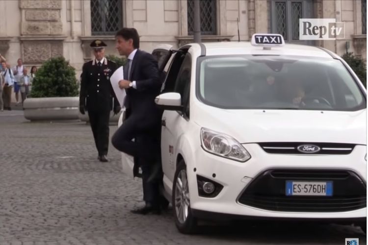 Perdana menteri terpilih Italia Giuseppe Conte menggunakan taksi saat menemui Presiden Italia Sergio Mattarella untuk membahas susunan kabinet, Rabu (23/5/2018). (YouTube/La Repubblica)
