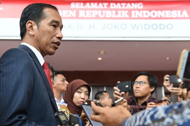 Presiden Joko Widodo menyampaikan tanggapan terkait teror bom di Polrestabes Surabaya di Jakarta, Senin (14/5). Presiden mengecam aksi teror bom yang terjadi di Surabaya dan Sidoarjo, serta meminta DPR untuk segera mengesahkan revisi UU Tindak Pidana Terorisme atau Presiden akan mengeluarkan Perppu apabila Revisi UU tersebut tidak kunjung disahkan hingga Juni 2018. 