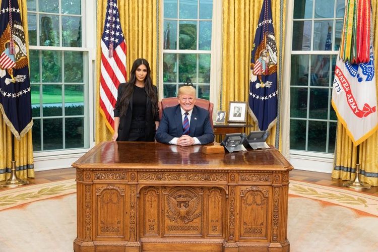 Bintang reality show TV Kim Kardashian dan Presiden AS Donald Trump di Gedung Putih, Washington DC, Rabu (30/5/2018). (Twitter/Donald Trump)
