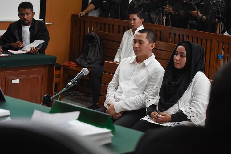 Terdakwa Direktur Utama First Travel Andika Surachman (kedua kanan), Direktur Anniesa Hasibuan (kanan), dan Direktur Keuangan Siti Nuraida Hasibuan (kedua kiri) menjalani sidang kasus dugaan penipuan dan pencucian uang biro perjalanan umrah First Travel dengan agenda pembacaan amar putusan di Pengadilan Negeri Kota Depok, Jawa Barat, Rabu (30/5). Majelis hakim memvonis terdakwa Andika Surachman 20 tahun penjara dan denda Rp10 miliar subsider 8 bulan, Anniesa Hasibuan 18 tahun penjara dan denda Rp10 miliar subsider 8 bulan, sementara Siti Nuraida alias Kiki Hasibuan 15 tahun dan denda Rp5 miliar subsider 8 bulan kurungan. 