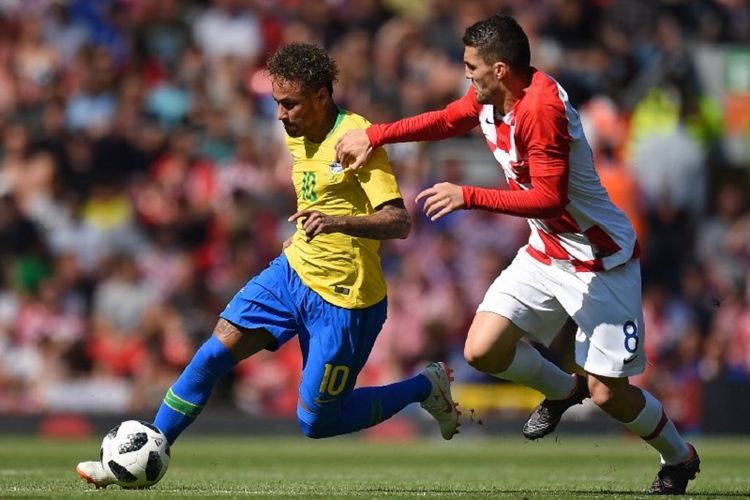 Neymar mencoba melewati hadangan Mateo Kovacic pada pertandingan uji coba Brasil vs Kroasia di Anfield, 3 Juni 2018. 