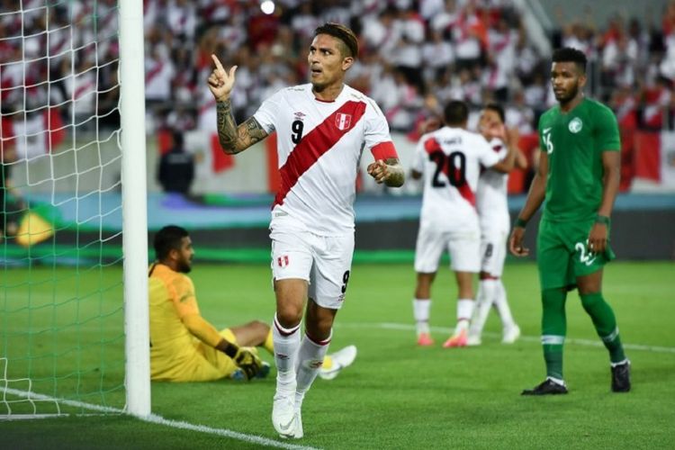 Paolo Guerrero merayakan gol timnas Peru ke gawang Arab Saudi pada laga uji coba jelang Piala Dunia, 3 Juni 2018. 
