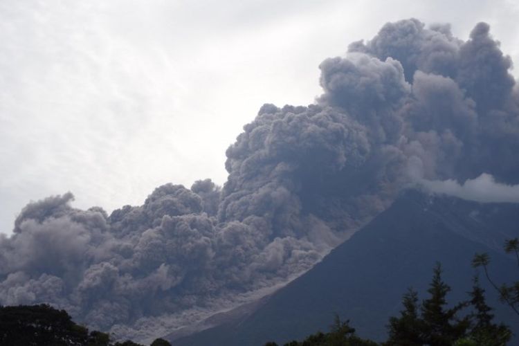 Gunung api Fuego di Guatemala erupsi. Foto ini diambil pada Minggu (3/6/2018) dari kota Alotenango, Sacatepequez, sekitar 65 km barat daya Kota Guatemala. (AFP/Orlando Estrada)

