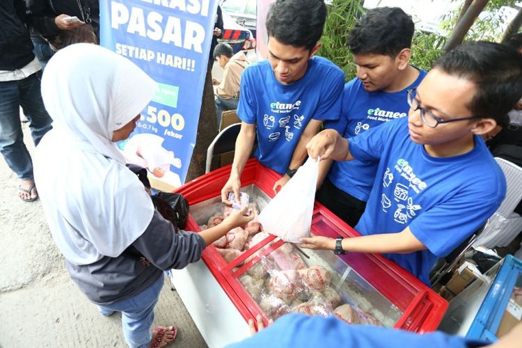 Warga saat membeli daging ayam beku murah yang merupakan program Pemkot Bandung di Pasar Astana Anyar, Rabu (30/5/2018)