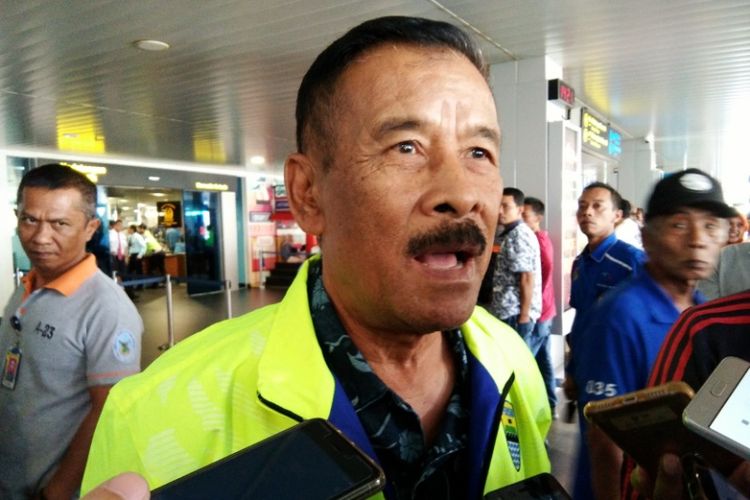 Manajer Persib Bandung Umuh Muchtar saat ditemui wartawan di Bandara Husein Sastranegara Bandung beberapa waktu lalu. 