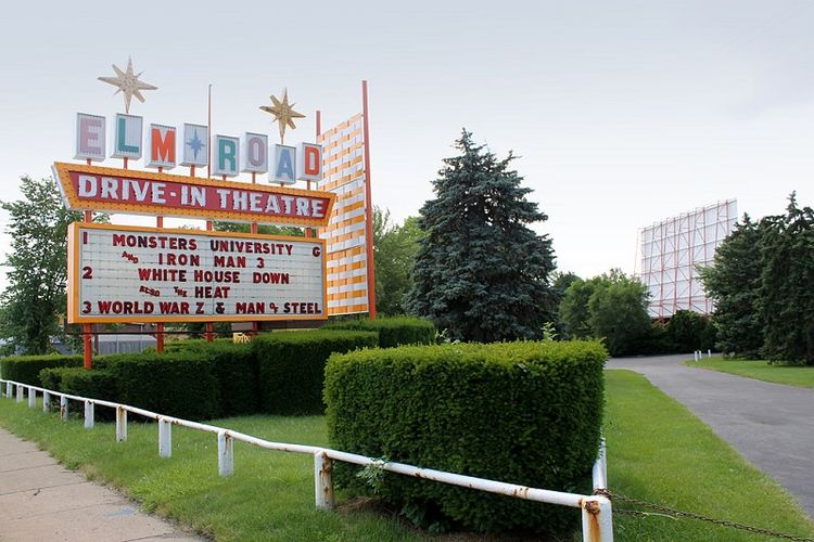 Salah satu contoh bioskop drive-in di Ohio, AS.