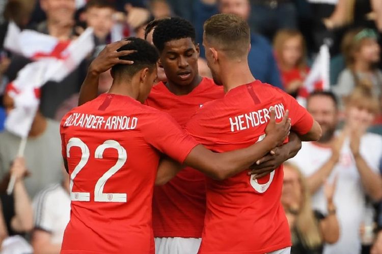 Marcus Rashford bersama Trent Alexander-Arnold dan Jordan Henderson merayakan gol timnas Inggris ke gawang Kosta Rika pada laga uji coba di Elland Road, 7 Juni 2018. 