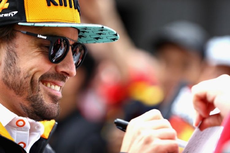 Pebalap McLaren, Fernando Alonso, memberi tanda tangan kepada penggemar jelang GP Kanada di Sirkuit Gilles Villeneuve, 7 Juni 2018.  