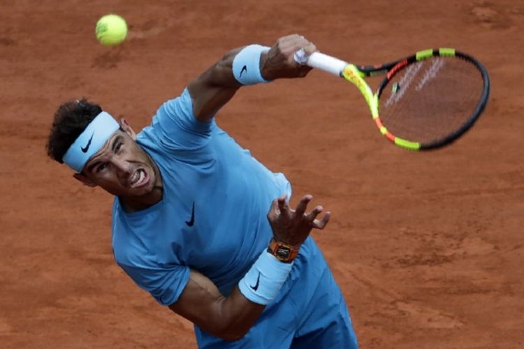 Rafael Nadal mencoba mengembalikan bola pukulan petenis Diego Schwartzman pada perempat final French Open 2018, 7 Juni 2018. 