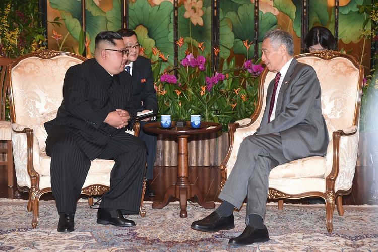 Pemimpin Korea Utara Kim Jong Un bertemu dengan PM Singapura Lee Hsien Loong di kediaman resminya, Minggu (10/6/2018) malam waktu setempat.
