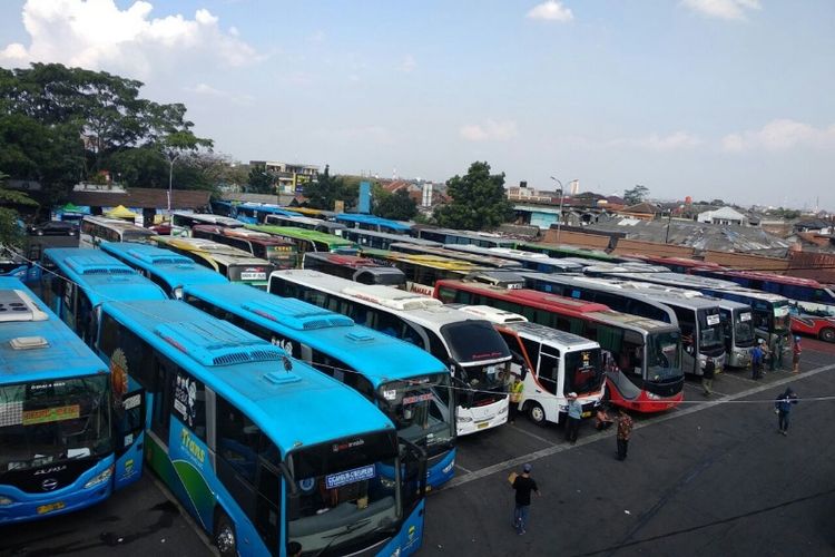 Puluhan bus di Terminal Cicaheum tengah menunggu penumpang pada H-4 lebaran 2018, Senin (11/6/2018).