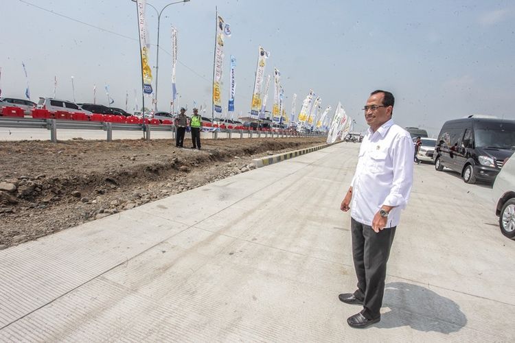 Menteri Perhubungan Budi Karya Sumadi meninjau kondisi H-5 lebaran jalur mudik tol fungsional GT Kertasari di Tegal, Jawa Tengah, Minggu (10/6). Peninjauan tersebut dilakukan guna memastikan situasi di sepanjang jalur mudik Tol Trans Jawa berjalan lancar. 