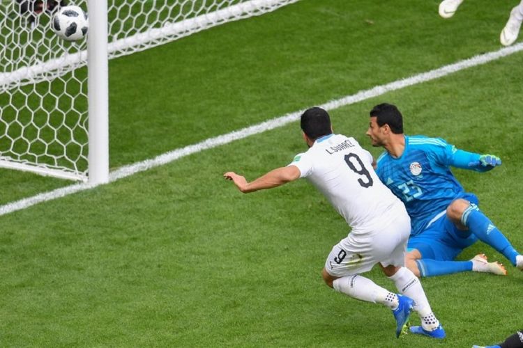 Luis Suarez gagal menceploskan bola pada pertandingan Grup A Piala Dunia 2018 Mesir vs Uruguay di Yekaterinburg Arena, 15 Juni 2018. 