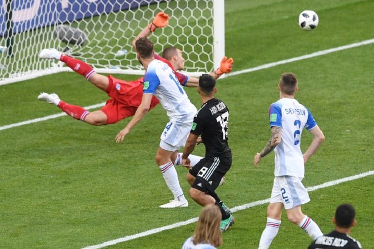 Hannes Halldorsson tampil gemilang di bawah mistar gawang Argentina pada pertandingan Grup B Piala Dunia 2018 di Moskwa, 16 Juni 2018.  