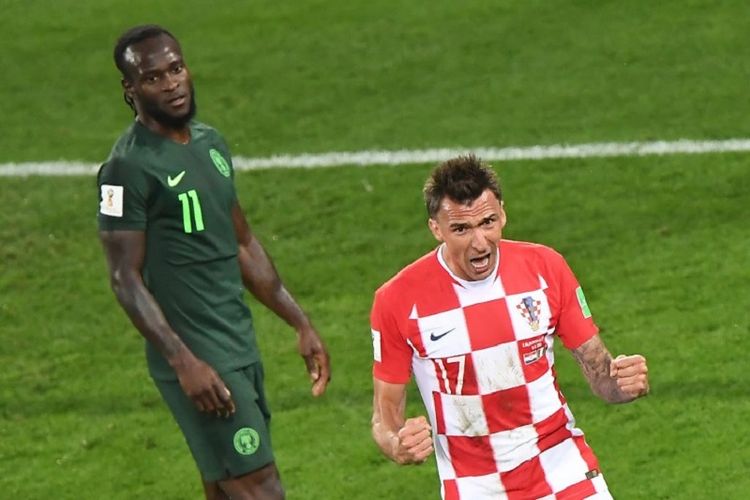 Mario Mandzukic bergembira di depan Victor Moses saat Kroasia unggul berkat gol bunuh diri pemain Nigeria pada laga di Kaliningrad, 16 Juni 2018. 