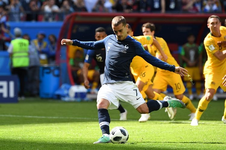 Penyerang timnas Perancis, Antoine Griezmann, ketika melakukan eksekusi penalti dan menghasilkan gol ke gawang Australia pada laga Grup C di Kazan Arena, Kazan, Sabtu (16/6/2018).
