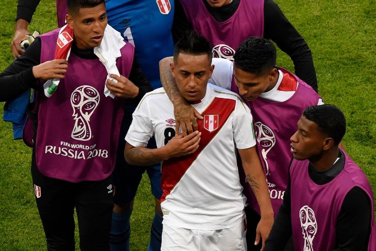 Gelandang timnas Peru, Christian Cueva (tengah), dihibur rekan-rekannya saat jeda babak pertama setelah dia gagal mencetak gol dari titik penalti dalam pertandingan penyisihan Grup C Piala Dunia 2018 melawan Denmark di Mordovia Arena, Saransk, Sabtu (16/6/2018).