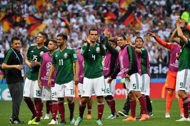 Rafael Marquez dkk membalas dukungan penonton di Stadion Luzhniki seusai timnas Meksiko menang atas juara bertahan Jerman, 17 Juni 2018. 