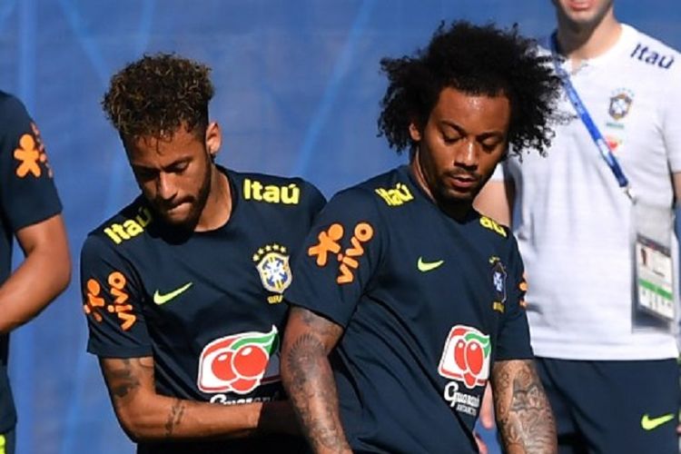 Neymar dan Marcelo serta para pemain timnas Brasil lainnya berlatih di Sochi jelang penyelenggaraan Piala Dunia 2018, 13 Juni 2018. 